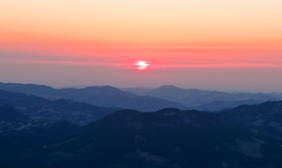 TREKKING & YOGA ALL’ALBA SULLA PIETRA DI BISMANTOVA – DOMENICA 7 LUGLIO